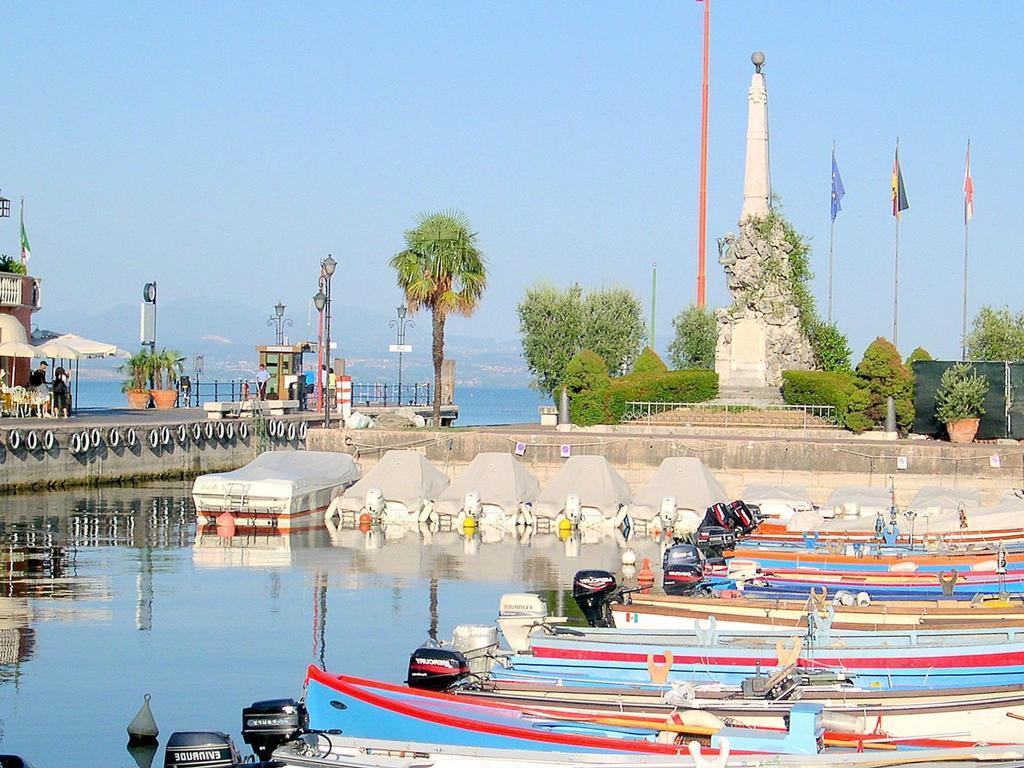 Belvilla By Oyo Enticing Holiday Home With Pool Lazise Eksteriør billede