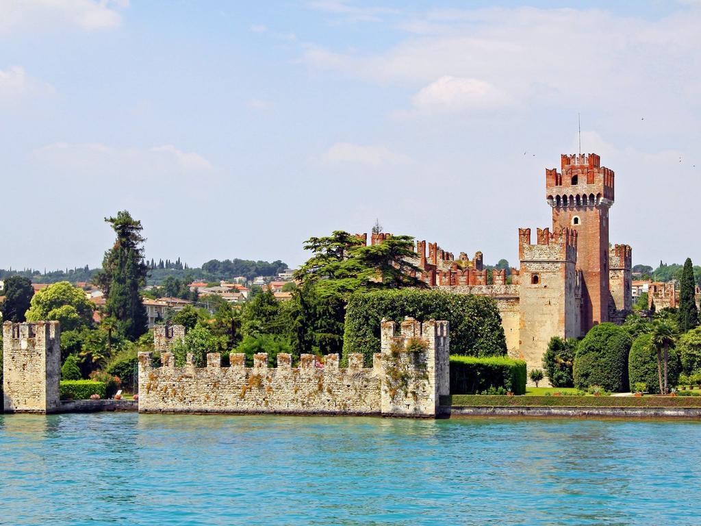 Belvilla By Oyo Enticing Holiday Home With Pool Lazise Eksteriør billede