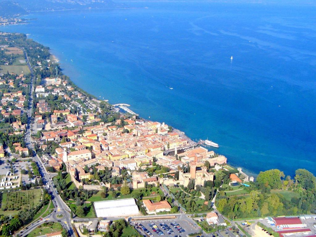Belvilla By Oyo Enticing Holiday Home With Pool Lazise Eksteriør billede